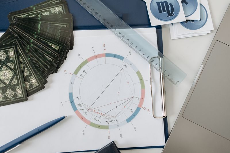 Astrologické knihy a kryštály symbolizujúce výklad horoskopov